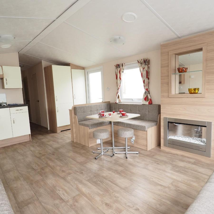 Vakantiepark Wilhelm Tell Superieur Chalet Opglabbeek Bagian luar foto