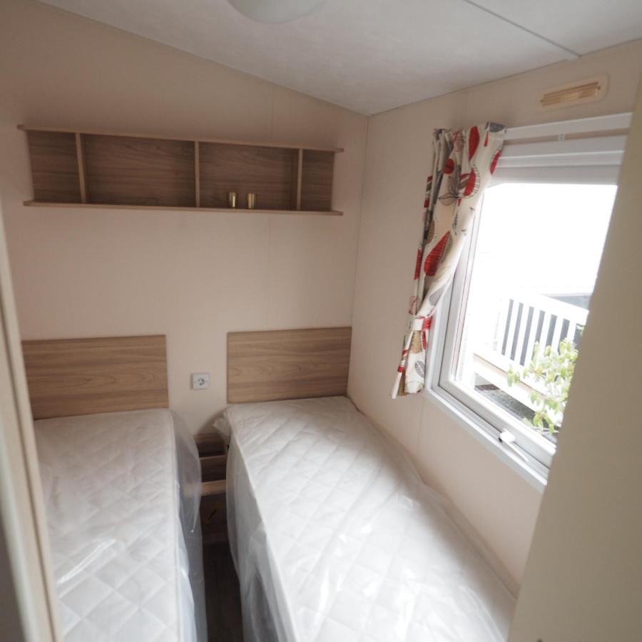 Vakantiepark Wilhelm Tell Superieur Chalet Opglabbeek Bagian luar foto