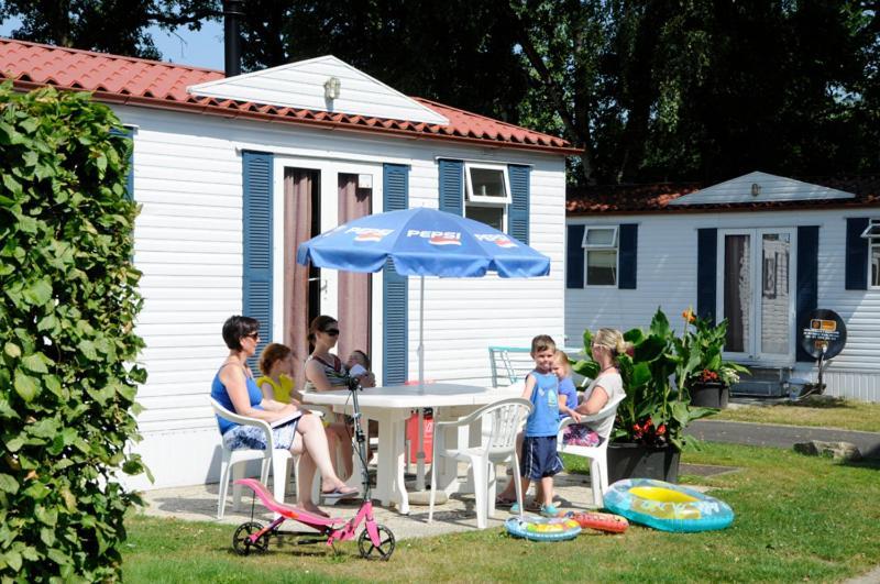 Vakantiepark Wilhelm Tell Superieur Chalet Opglabbeek Bagian luar foto