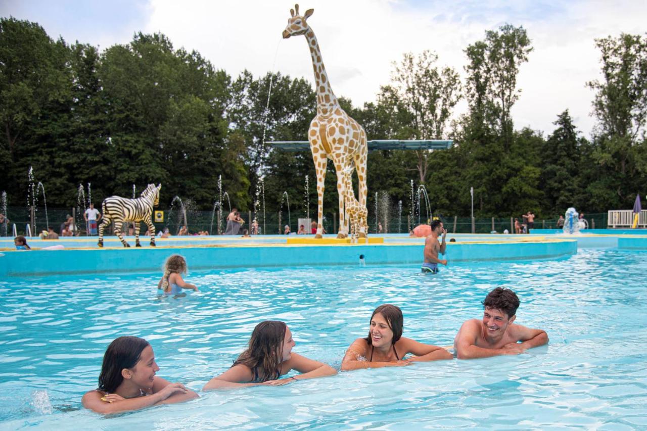 Vakantiepark Wilhelm Tell Superieur Chalet Opglabbeek Bagian luar foto